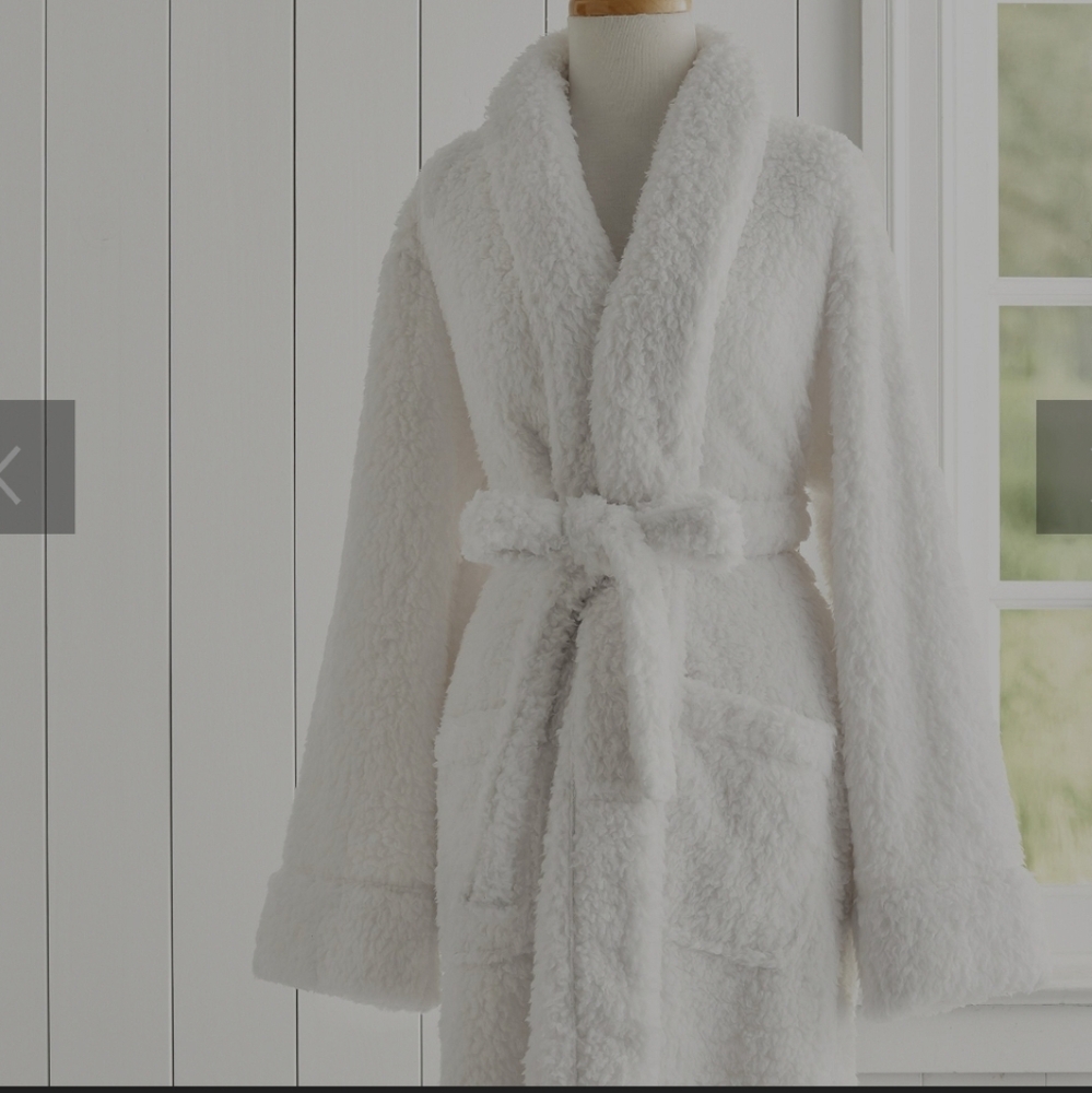 Pottery Barn Teddy Bear Faux Fur Robe - White